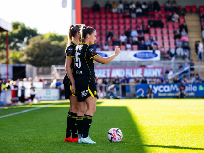london-england-uk-4th-oct-2026-london-england-october-4-katie-mccabe-of-chelsea-sets-up-a-free-kick-during-the-barclays-womens-super-league-match-between-west-ham-united-women-and-chelsea-wo