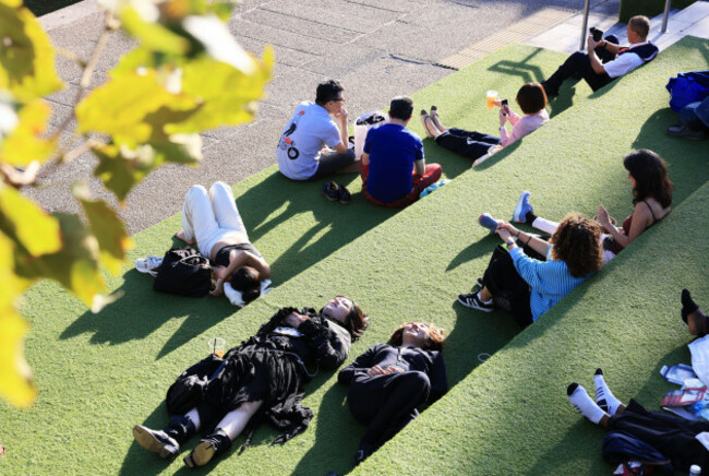 london-uk-5th-october-2026-the-unseasonably-warm-autumn-temperatures-continued-with-london-reaching-23-degrees-celsius-today-people-relaxed-and-enjoyed-the-sunshine-on-the-green-steps-by-regents-c