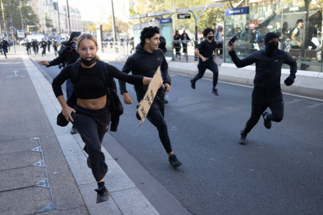 paris-france-05th-oct-2026-clashes-between-protesters-and-police-during-the-student-demonstration-between-the-lycee-paul-valery-and-the-lycee-elisa-lemonnier-in-the-12th-arrondissement-of-paris-f