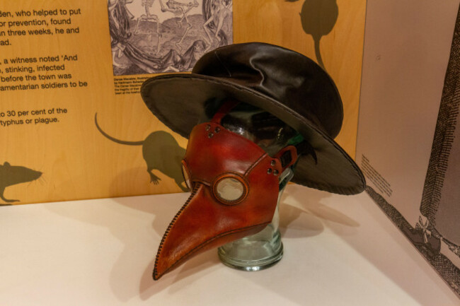 a-plague-doctor-mask-on-display-in-the-national-civil-war-centre-newark-museum-newark-on-trent-notts-uk