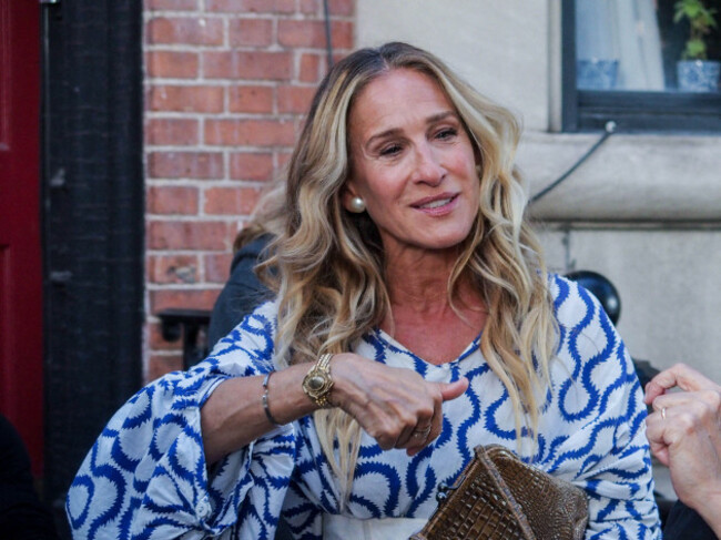 new-york-new-york-usa-9th-sep-2024-and-just-like-that-season-3-filming-set-of-sarah-jessica-parker-as-carrie-bradshaw-goes-over-scene-with-crew-and-smiles-after-shooting-a-scene-in-west-village