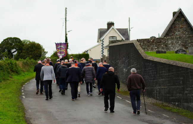 orangemen-turn-away-from-a-police-barricade-close-to-drumcree-church-formed-to-prevent-them-entering-the-garvaghy-road-now-on-the-eighth-day-of-a-standoff-the-orangemen-have-tried-numerous-times-to