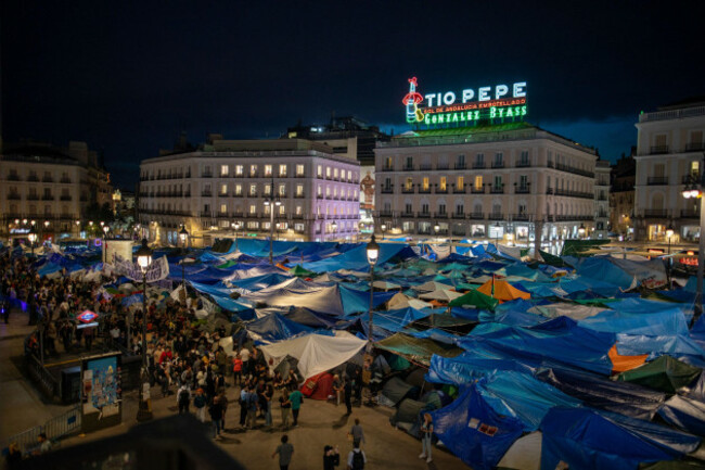 madrid-spain-05th-oct-2026-panoramic-view-of-madrids-puerta-del-sol-square-featuring-hundreds-of-tents-tenth-day-of-the-encampment-at-madrids-puerta-del-sol-hundreds-of-tents-remain-set-up-by
