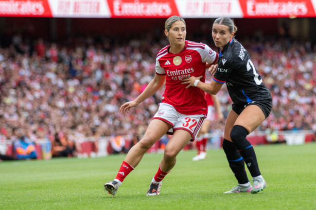 london-uk-13th-sep-2026-kyra-cooney-cross-of-arsenal-holds-off-shanade-hopcroft-of-crystal-palace-during-the-barclays-womens-super-league-match-between-arsenal-women-vs-crystal-palace-at-emirates