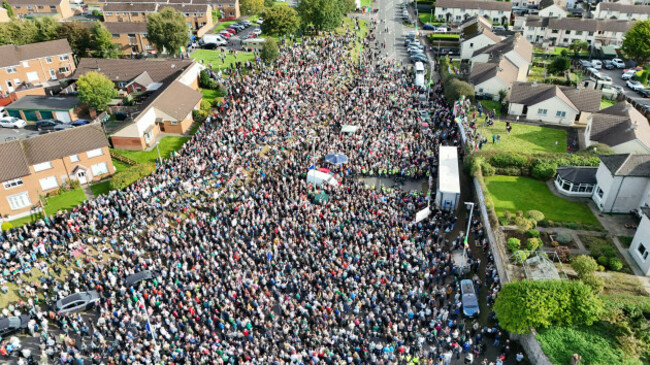 portadown-northern-ireland-3-october-2026-drone-images-show-the-extent-of-the-crowd-as-thousands-of-people-gather-along-the-garvaghy-road-for-a-rally-in-support-of-local-residents-as-a-stand-off-be