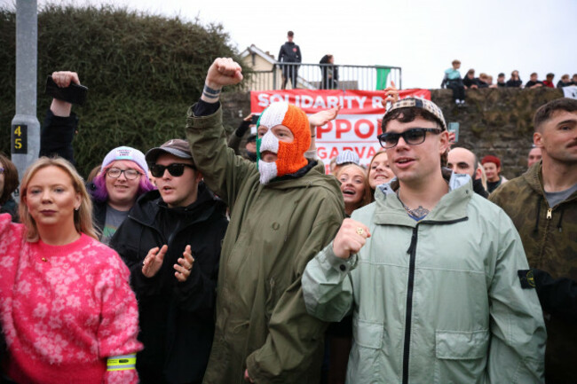 mo-chara-liam-og-o-hannaidh-from-3rd-left-dj-provai-j-j-o-dochartaigh-and-moglai-bap-naoise-o-caireallain-from-the-band-kneecap-visit-garvaghy-road-to-show-support-for-the-garvaghy-road-resi