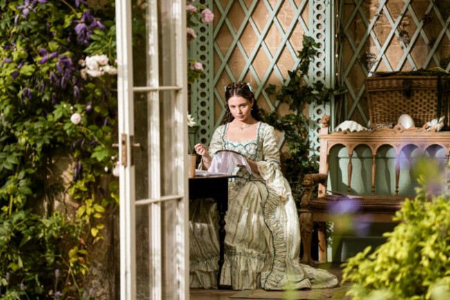 usa-connie-jenkins-greig-in-the-cnetflix-new-series-queen-charlotte-a-bridgerton-story-2023-plot-betrothed-against-her-will-to-king-george-young-charlotte-arrives-in-london-on-her-wedding