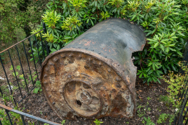 remains-of-a-bouncing-bomb-in-the-grounds-of-petwood-hotel-home-of-the-legendary-617-dambusters-squadron-in-ww2-woodhall-spa-lincolnshire-uk