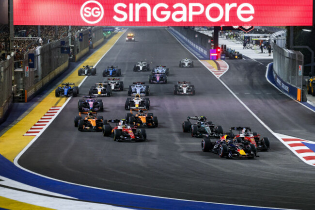 ipa89552077-03-verstappen-max-nld-red-bull-racing-ford-rb22-action-16-leclerc-charles-mco-scuderia-ferrari-sf-26-action-44-hamilton-lewis-gbr-scuderia-ferrari-sf-26-action-start-of-th