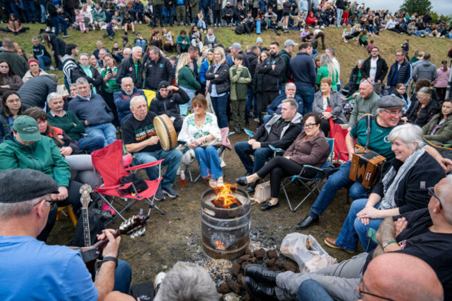 portadown-northern-ireland-4-october-2026-musicians-perform-traditional-tunes-on-the-garvaghy-road-ahead-of-the-arrival-of-irish-rap-trio-kneecap-credit-aodhan-roberts-credit-aodhan-robertsala