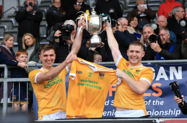 stephen-clonville-and-charlie-carr-lift-the-frank-ohare-cup
