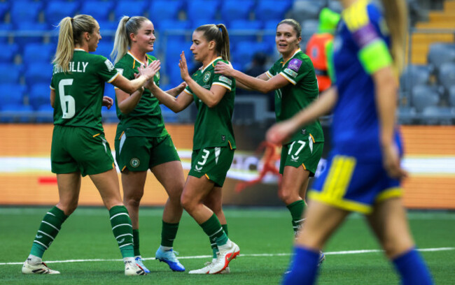 chloe-mustaki-celebrates-scoring-her-sides-second-goal-with-teammates