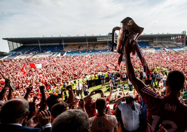 seamus-harnedy-lifts-the-trophy