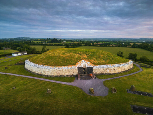 cloudy-morning-at-newgrange