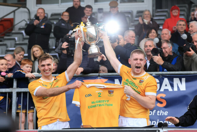 stephen-clonville-and-charlie-carr-lift-the-frank-ohare-cup