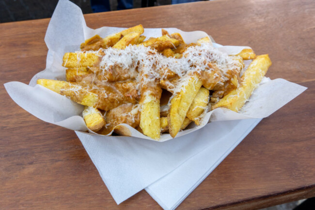 curry-cheese-chips-take-out-served-on-a-paper-tray-eaten-outside-from-the-chip-shop-pratai-galway-ireland
