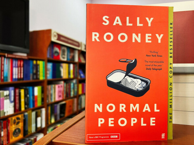 lviv-ukraine-february-20-2025-the-cover-of-the-book-normal-people-by-sally-rooney-placed-in-a-bookshop