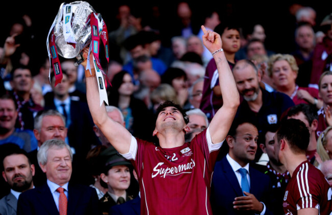 jason-flynn-lifts-the-liam-mccarthy-cup