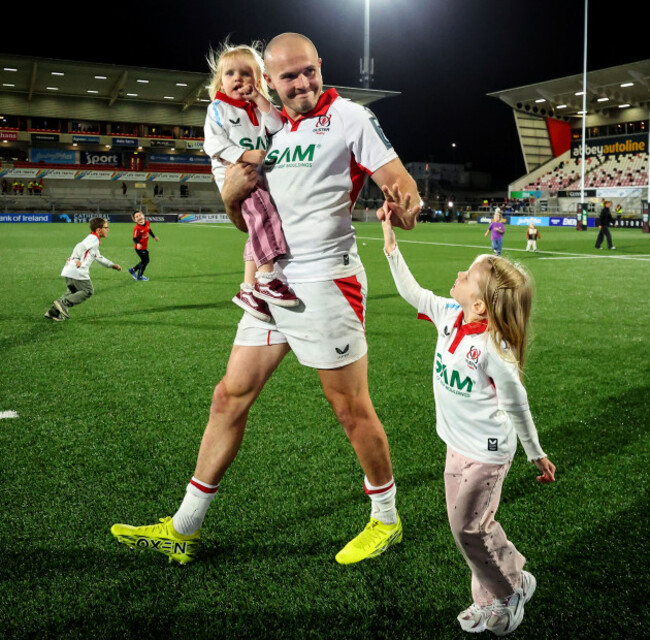 jacob-stockdale-with-his-daughters-phoebe-and-bonnie-after-the-game
