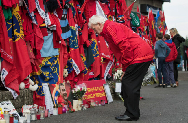 tributes-are-paid-to-anthony-foley-outside-thomond-park
