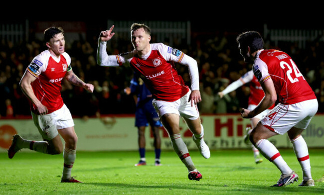 jamie-lennon-celebrates-scoring-the-first-goal