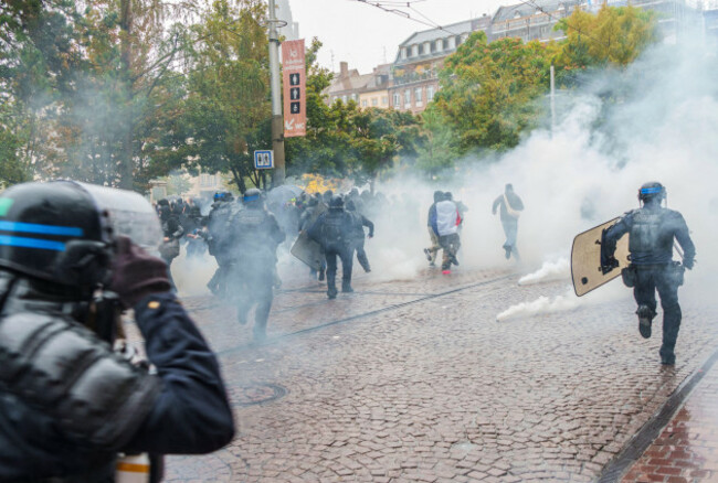 17-october-2026-france-strabburg-clashes-between-police-and-demonstrators-dressed-in-black-at-place-de-kleber-a-nationwide-day-of-protest-is-taking-place-in-france-with-participation-from-among