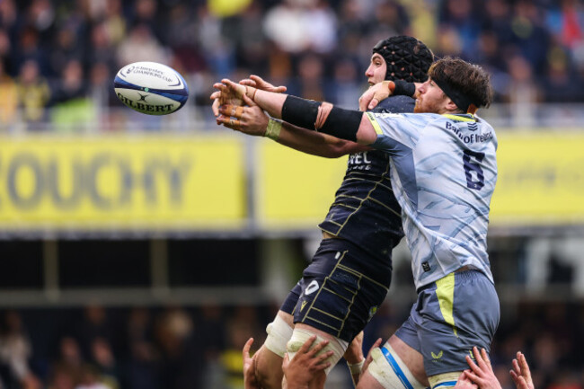 thibaud-lanen-and-ryan-baird-compete-for-a-line-out