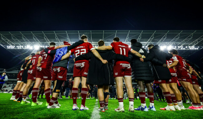 the-munster-team-and-backroom-staff-sing-stand-up-and-fight-on-the-pitch-after-the-game-in-tribute-to-anthony-foley
