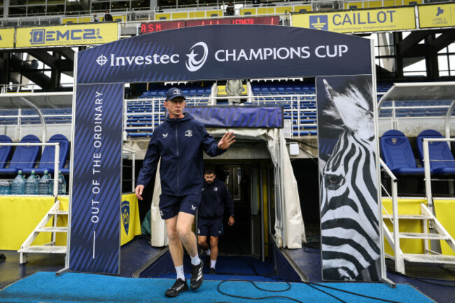 leo-cullen-walks-out-to-inspect-the-pitch-ahead-of-the-match
