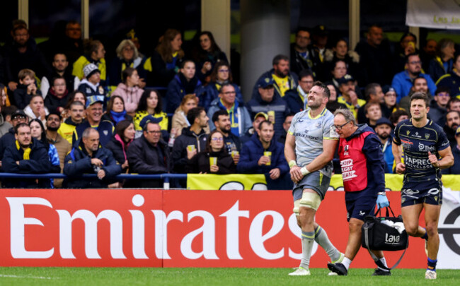 jack-conan-leaves-the-field-due-to-injury