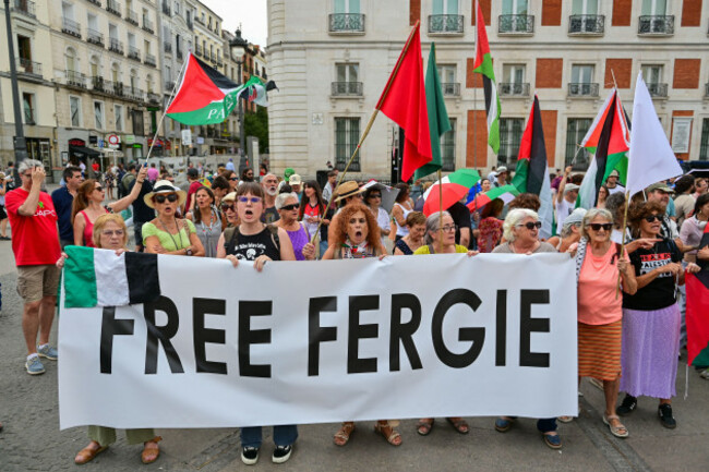 madrid-madrid-spain-5th-sep-2026-demonstrators-gather-at-puerta-del-sol-in-madrid-during-a-rally-demanding-the-release-of-u-s-activist-fergie-chambers-and-opposing-his-extradition-to-the-united
