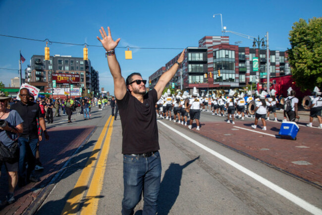 detroit-michigan-usa-7th-sep-2026-abdul-el-sayed-campaigned-as-thousands-of-union-members-marched-in-detroits-labor-day-parade-el-sayed-is-the-democratic-candidate-in-michigan-for-the-u-s-sena
