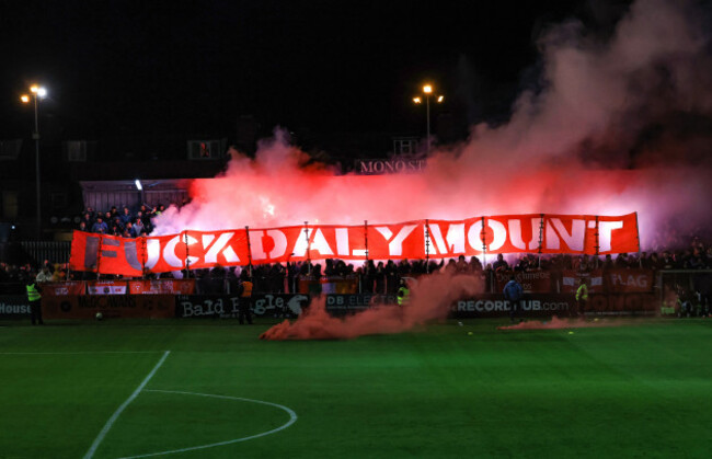 shelbourne-fans-display-a-banner