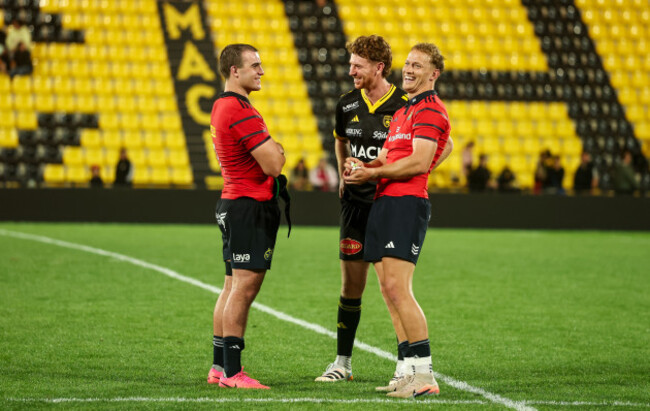 ben-healy-chats-with-alex-kendellen-and-mike-haley-after-the-game