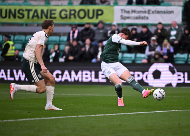 easter-road-stadium-edinburgh-scotland-uk-25th-oct-26-scottish-premiership-match-hibernian-vs-celtic-owen-elding-of-hibs-fires-home-opening-goal-credit-eric-mccowatalamy-live-news