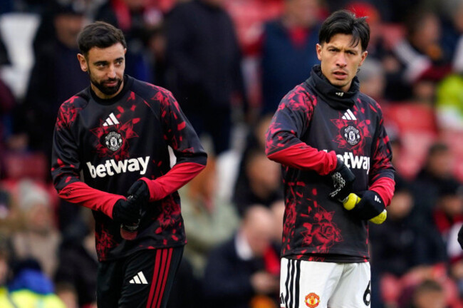 manchester-uniteds-lisandro-martinez-right-and-manchester-uniteds-bruno-fernandes-pause-during-a-warm-up-ahgead-of-the-start-of-the-english-premier-league-soccer-match-between-manchester-united-an