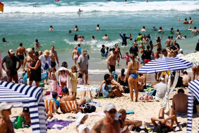 sydney-australia-25th-jan-2026-people-cool-off-during-hot-weather-at-bondi-beach-people-gather-at-bondi-beach-one-of-australias-most-famous-beaches-as-sydney-records-temperatures-of-around-33