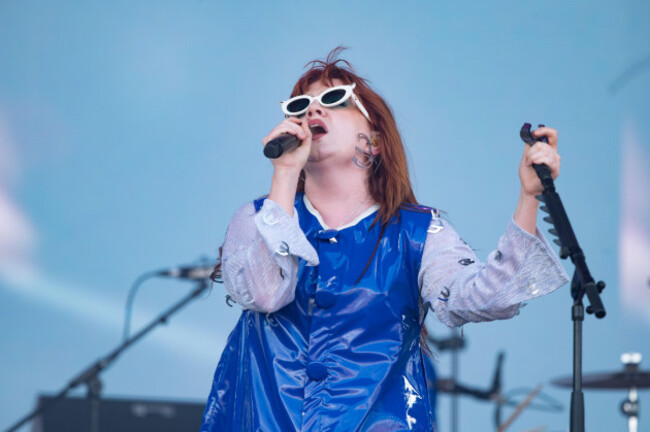 worthy-farm-somerset-england-27th-june-2025-irish-singer-cmat-performs-at-glastonbury-2025-cristina-masseialamy-live-news