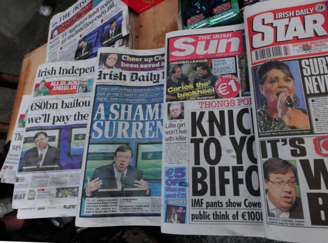 bildnummer-54666199-datum-22-11-2010-copyright-imagoxinhua101122-dublin-nov-22-2010-xinhua-newspapers-with-headlines-about-the-bailout-are-sold-at-a-newsstand-in-dublin-ireland-n