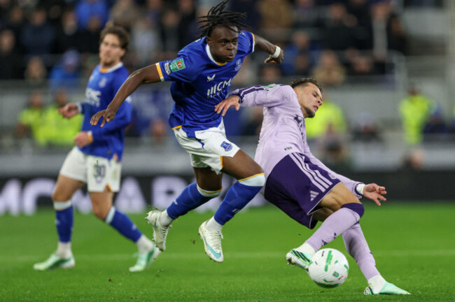 hill-dickinson-stadium-liverpool-uk-29th-oct-2026-carabao-cup-football-everton-versus-newcastle-united-amar-dedic-of-newcastle-united-tackles-tyrique-george-of-everton-credit-action-plus-sport