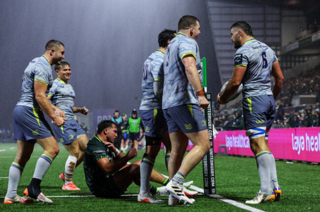 max-deegan-celebrates-scoring-a-try-with-teammates