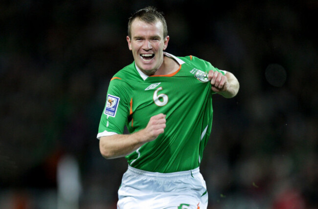 glenn-whelan-celebrates-scoring-a-goal