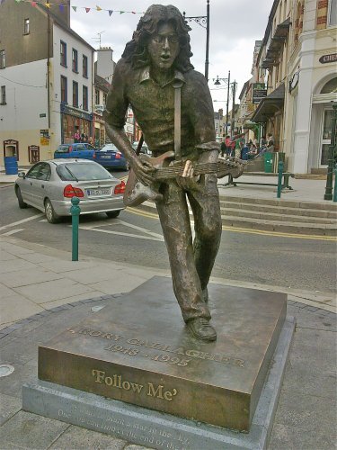 irish tourist statue